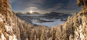 Sonnenaufgang über dem Karwendel, im Vordergrund der verschneite Geroldsee / Wagenbrüchsee nahe Garmisch-Partenkirchen im Winter. Sonnenaufgang über dem Karwendel, im Vordergrund der verschneite Geroldsee / Wagenbrüchsee nahe Garmisch-Partenkirchen im Winter.